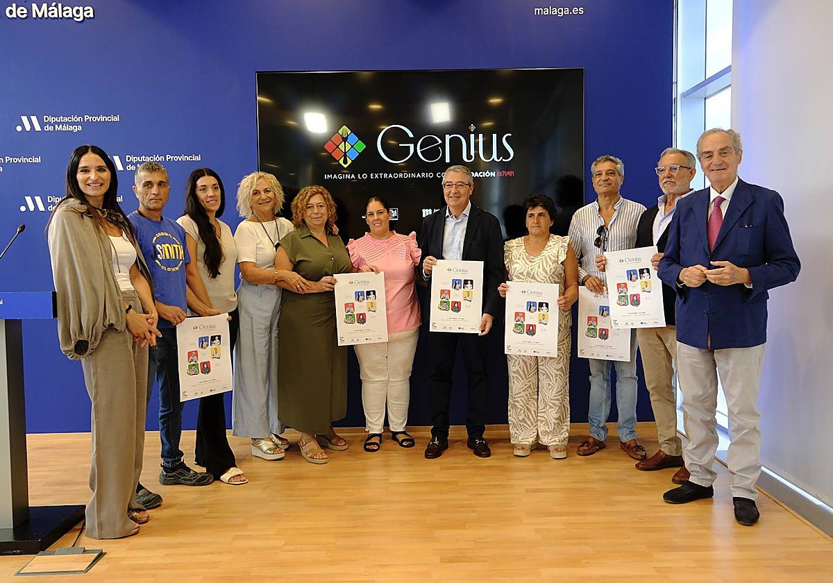 Foto de familia con autoridades, organizadores y los reconocidos.