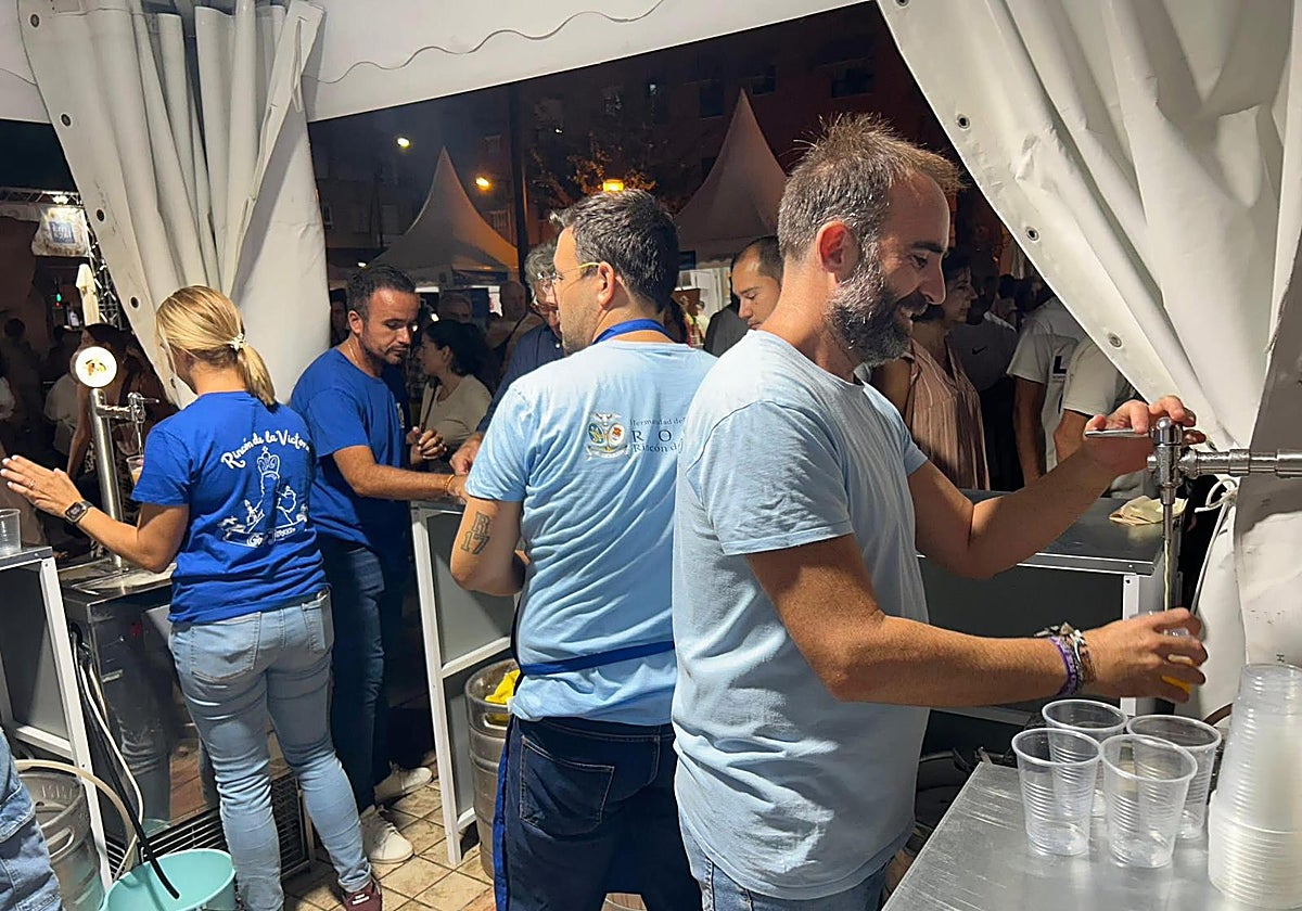 Hermanos del Rocío de Rincón de la Victoria, en plena faena tras la barra.
