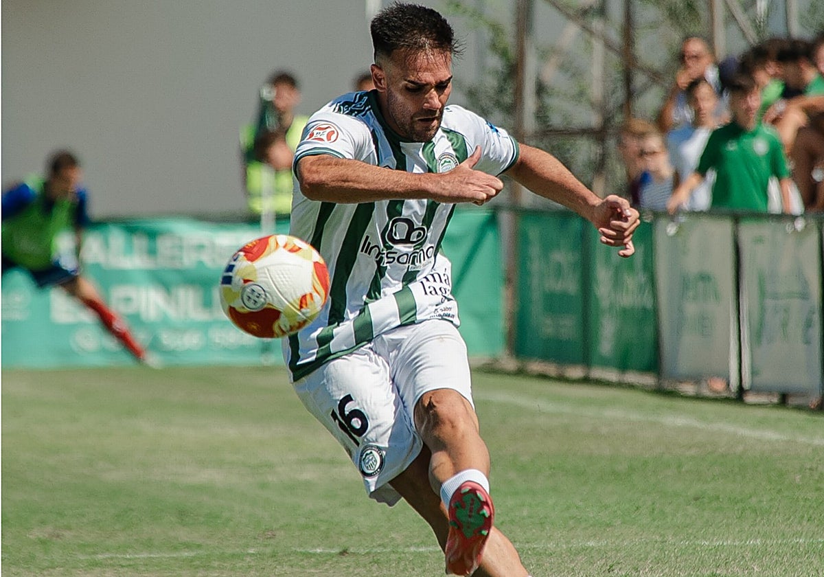 El lateral izquierdo del Torremolinos Sergio Díaz.