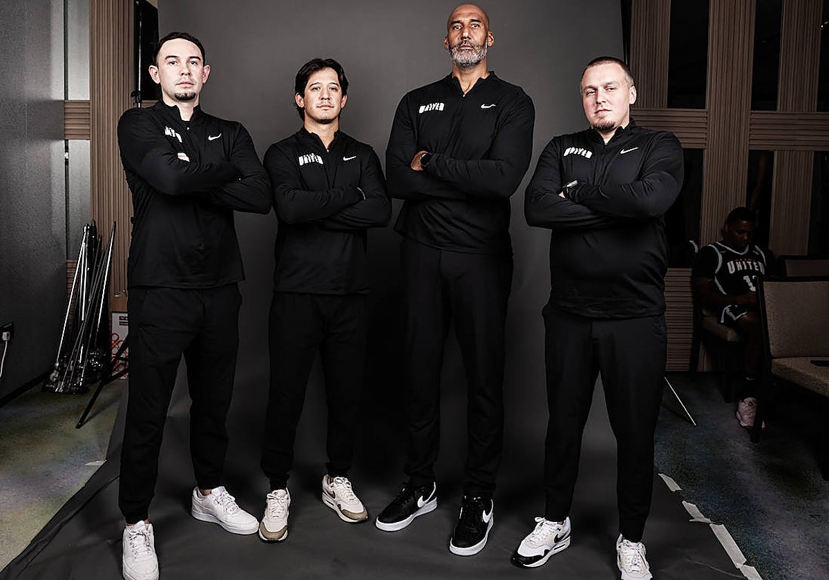 Joseph Blaur, segundo por la derecha, posa con su cuerpo técnico.