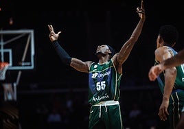 Perry celebra una canasta en el partido ante el Utsunomiya.