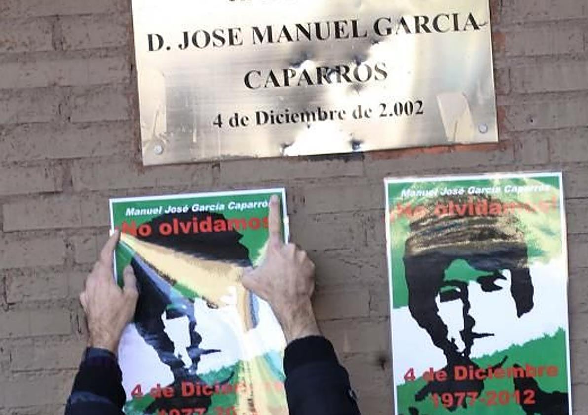 Carteles que recuerdan la muerte de Caparrós en la esquina de la Alameda de Colón