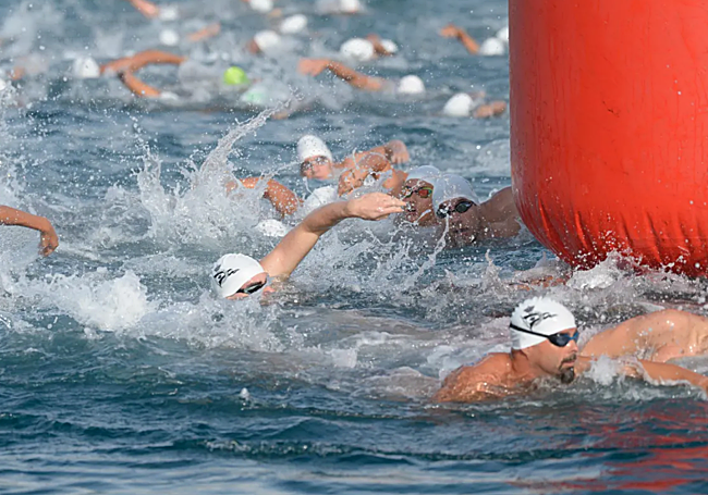 Un momento de la competición, al paso por una boya.