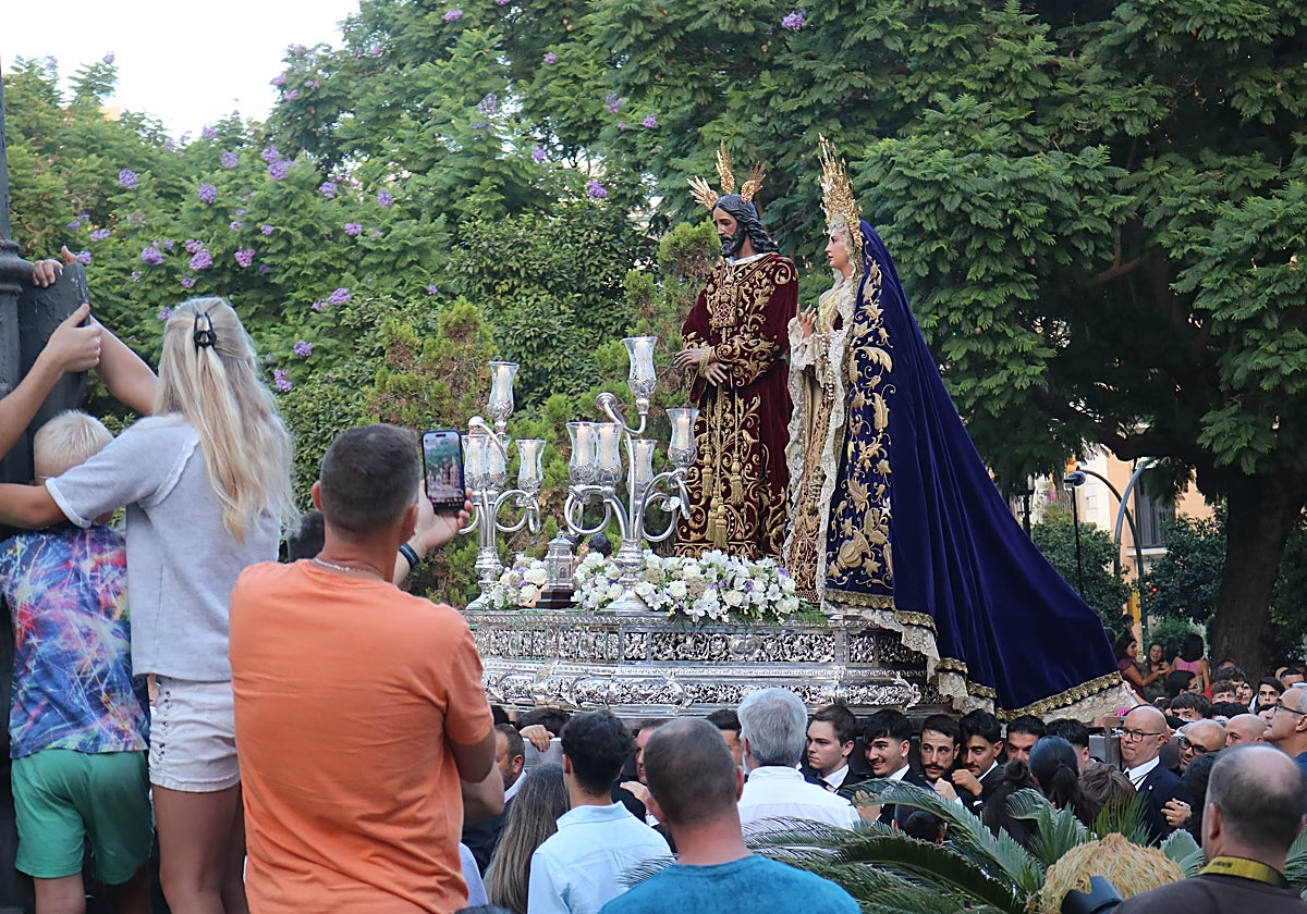 Los titulares del Rescate, durante el traslado al santuario de la Victoria.