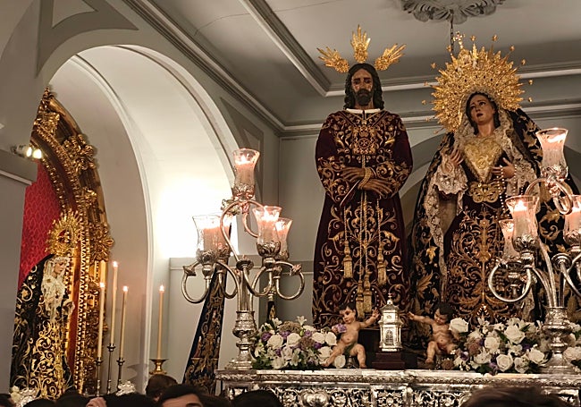 El Señor del Rescate y la Virgen de Gracia, en el interior del santuario de la Victoria, ante la Dolorosa de la Caridad.