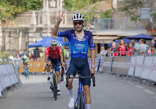 El momento de la llegada a la meta de Víctor Manuel Fernández.
