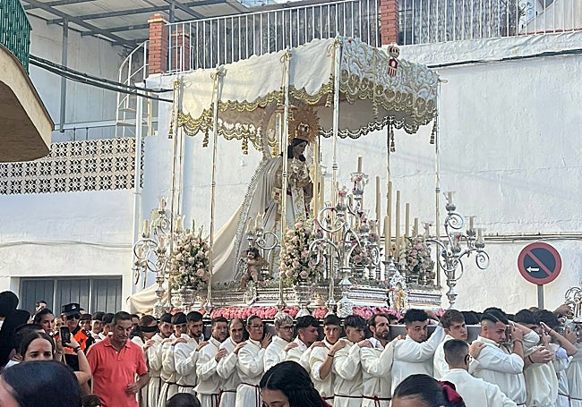 La Virgen de las Mercedes, bajo palio, por las calles de El Tarajal.