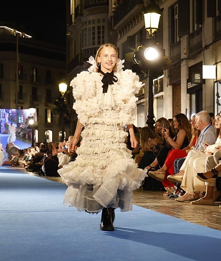 Imagen secundaria 2 - Arriba, vestido rojo de Juan Carlos Armas. Abajo, diseño de Susana Hidalgo y la moda infantil de By Vel.