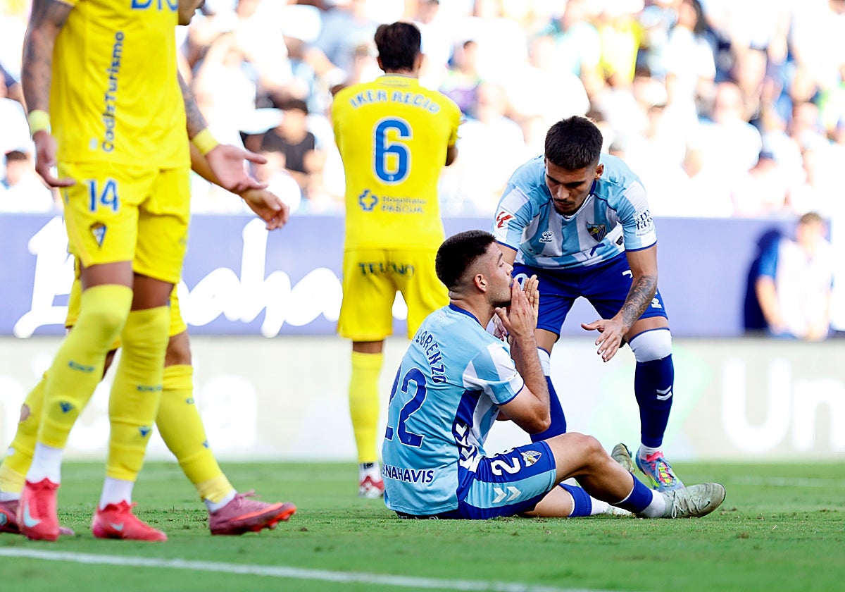 Dani Lorenzo se lamenta tras errar una ocasión clara frente al Cádiz.