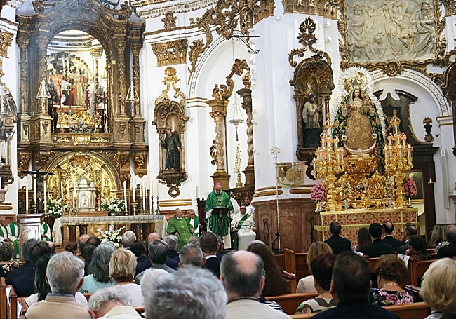 Momento de la santa misa, con los patronos de Málaga y la Virgen de los Remedios en la imagen.