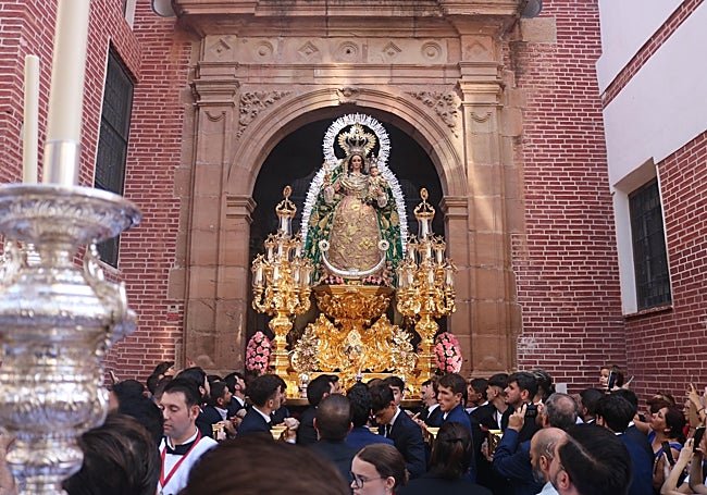 La Virgen de los Remedios, a su salida desde el interior de los Mártires.
