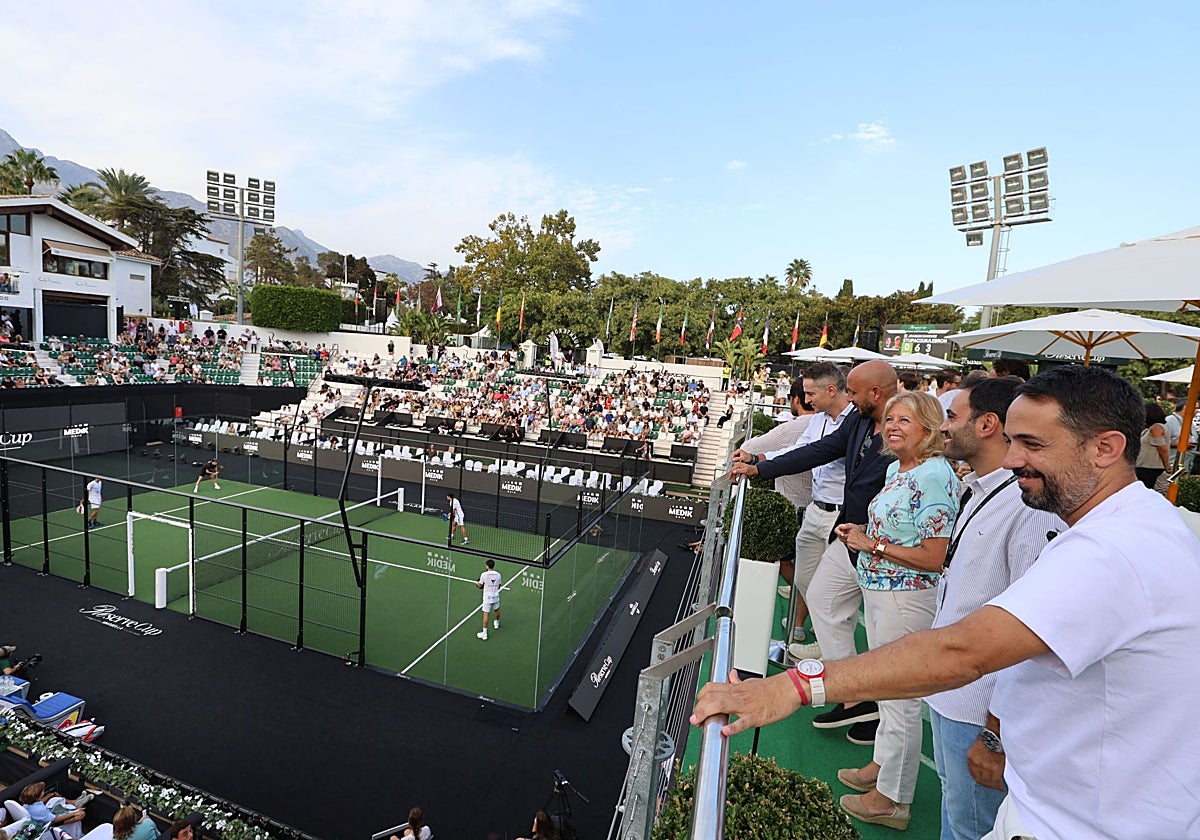 La alcaldesa de Marbella en las instalaciones de Puente Romano, donde se ha disputado el torneo.