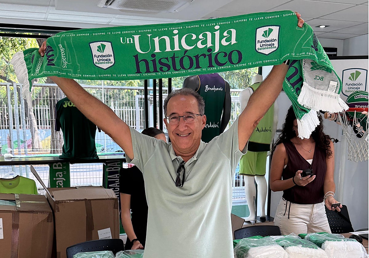 Uno de los primeros aficionados en recoger su bufanda.