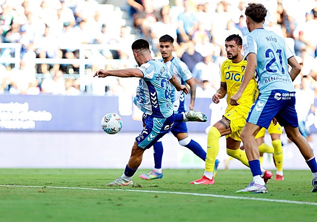Dani Lorenzo engatilla en su ocasión más clara del primer tiempo.