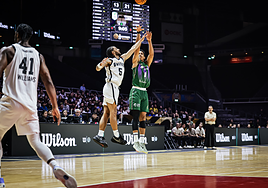 Un lanzamiento de Tyson Pérez en la final, defendido por Shackelford.
