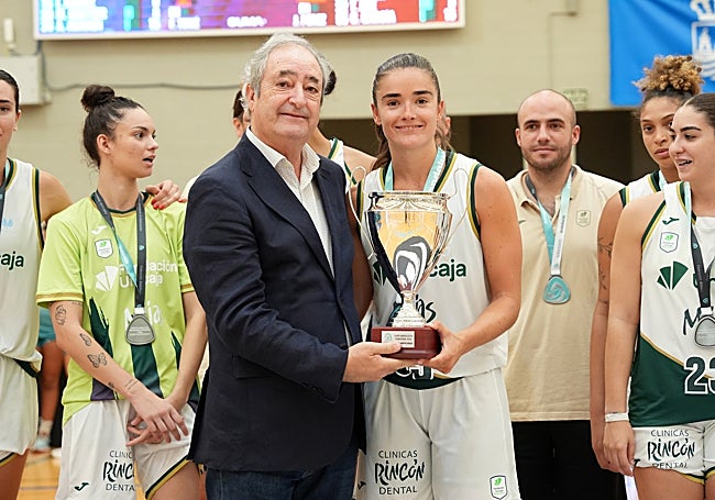 Las jugadoras del Unicaja Mijas, con el trofeo de subcampeonas.