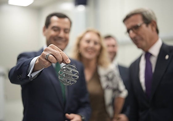 Juanma Moreno, con los consejeros de Indutria, Jorge Paradela, y de Economía, Carolina España.