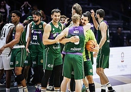 Djedovic felicita a Alberto Díaz tras la conquista de la Intercontinental.