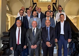 Representantes de Málaga y Marruecos, en la foto de familia en el puerto.