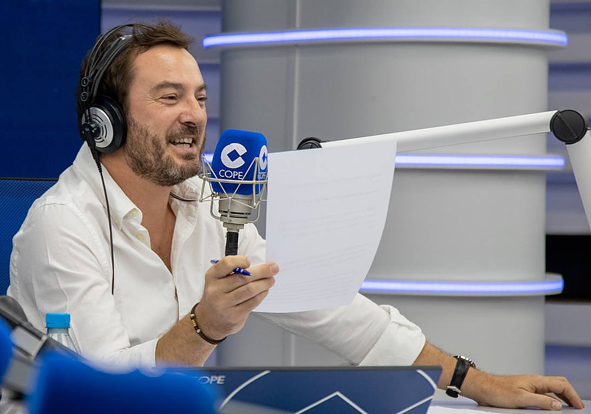 Jorge Bustos pone orden en las noticias cada mañana en 'Herrera en Cope'.