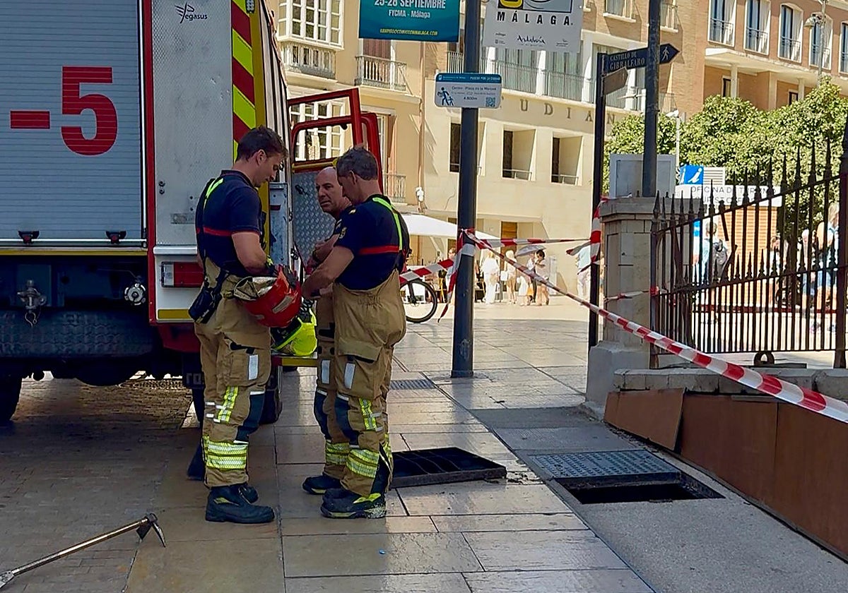 La arqueta ardió pasadas las 13.00 horas en la travesía Pintor Nogales, justo al lado de la Alcazaba.