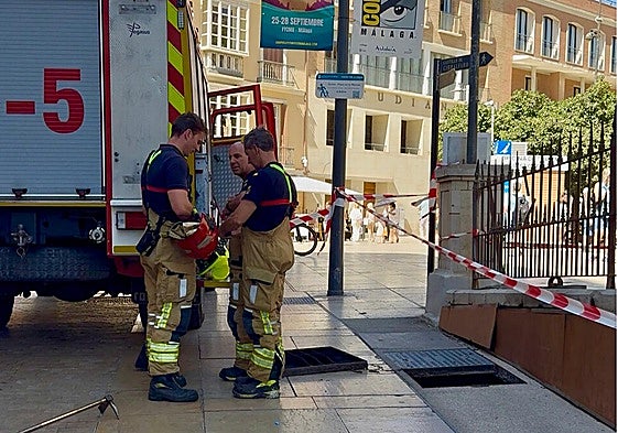 La arqueta ardió pasadas las 13.00 horas en la travesía Pintor Nogales, justo al lado de la Alcazaba.