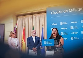 La concejala de Juventud, Mercedes Martín, junto al presidente de la Agrupación de Cofradías, José Carlos Garín, y Paloma Artola