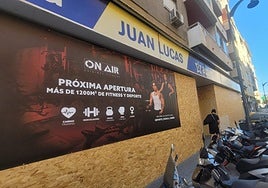 El Local que ocupaba Juan Lucas ya anuncia la próxima apertura de un gimnasio.