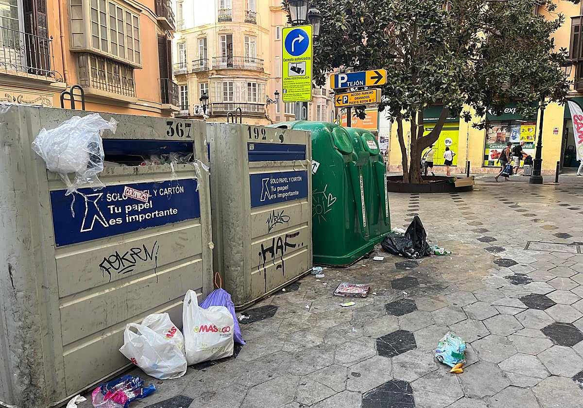 Vista de la Plaza del Teatro muy sucia, denunciada por los lectores.