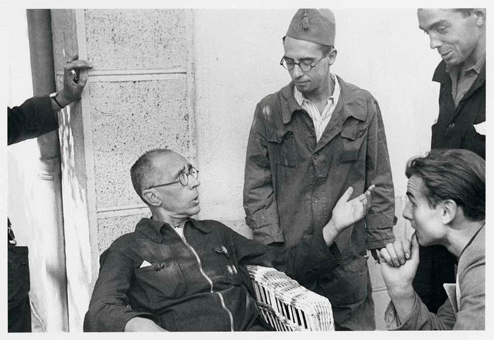 Hans Namuth (abajo derecha), entrevistando al coronel republicano Julio Mangada en el frente de Navalperal.