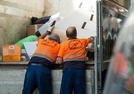 Para solicitar la recogida de muebles y enseres se debe avisar al Ayuntamiento.