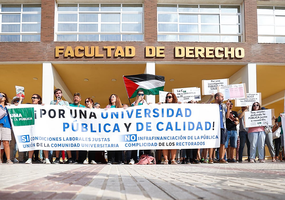 Protesta a las puertas de la Facultad de Derecho de la UMA.