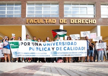 Protestas contra la «infrafinanciación» y banderas de Palestina reciben a los asistentes a la apertura del curso de la UMA