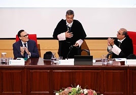 Teo López, de pie entre el consejero de Universidad y el rector de la Universidad de Sevilla.