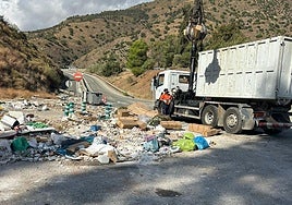 Trabajos para despejar la escombrera ilegal.