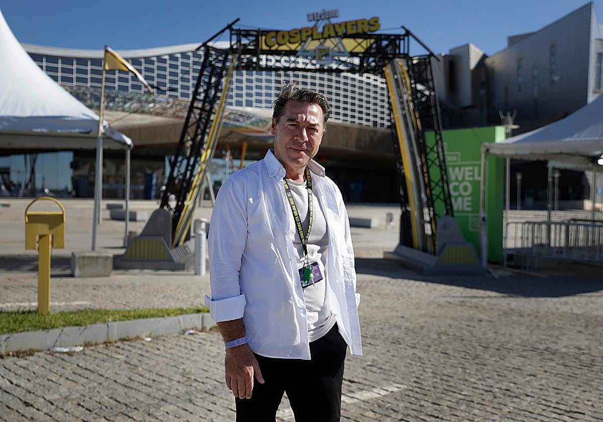 Javier Barberá posa ante el Palacio de Ferias de Málaga.