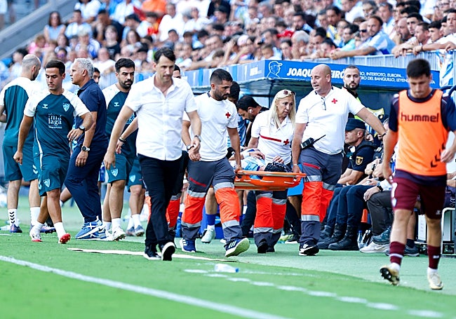 Luismi, retirado en camilla la primera jornada liguera, ante el Eibar.