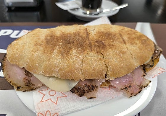 Mollete de cochinillo de Las Adelfas, en Antequera.