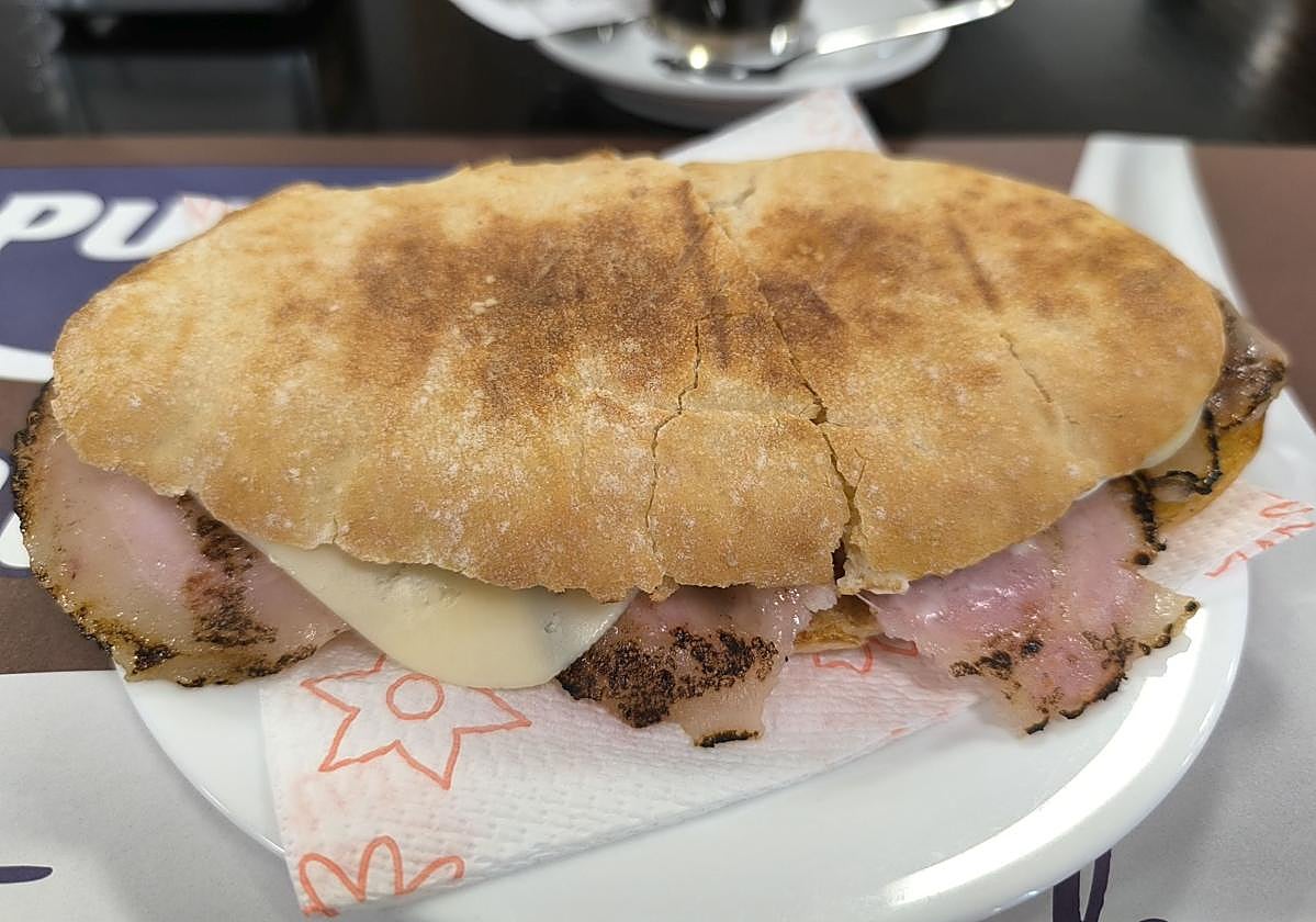 Mollete de cochinillo de Las Adelfas, en Antequera.