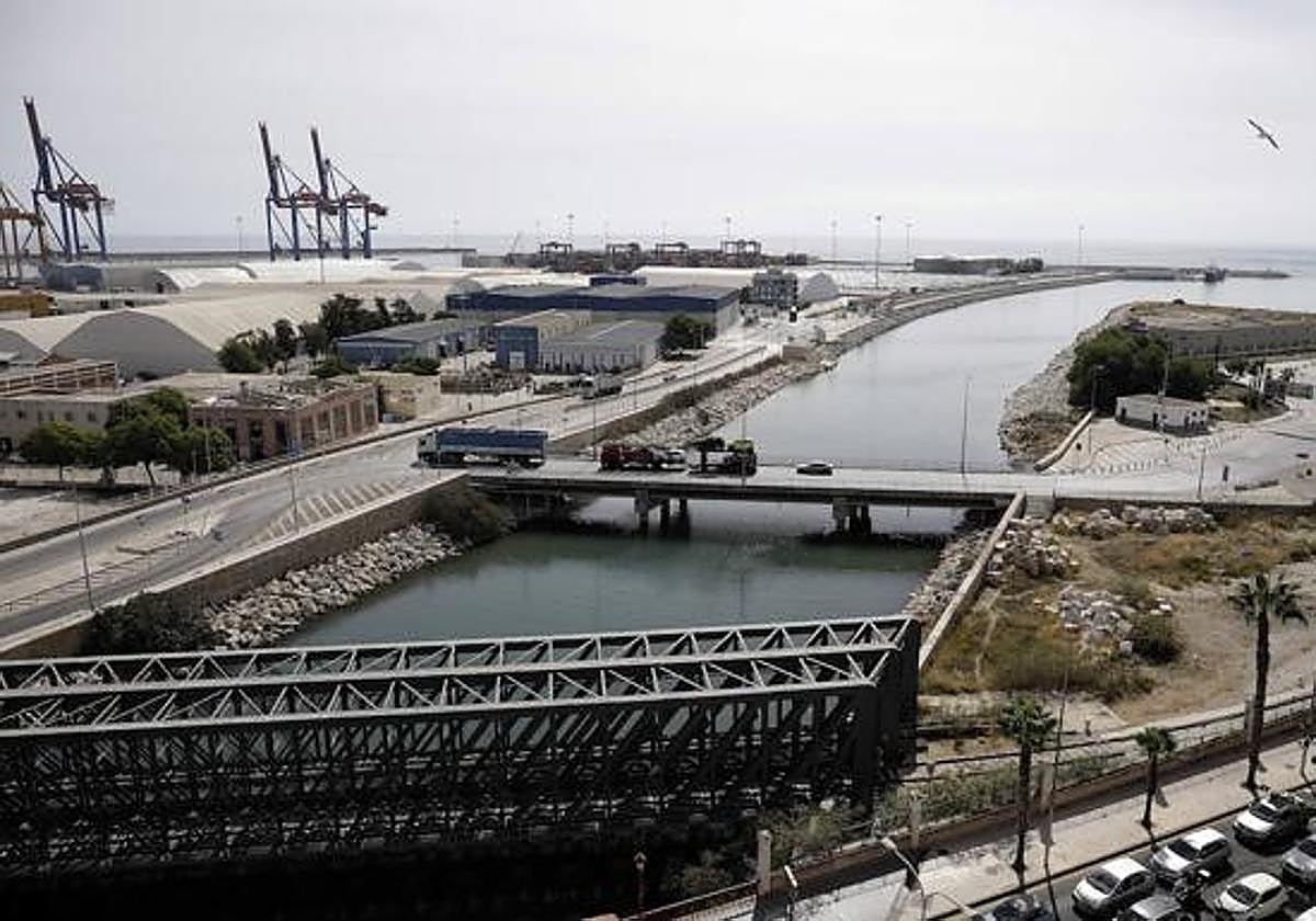 Puente del puerto sobre la desembocadura del Guadalmedina, junto al que irá el nuevo.