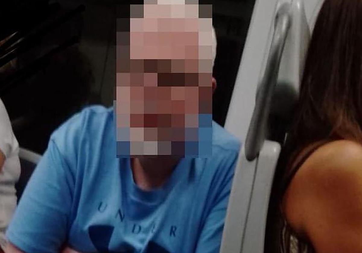 Foto que tomó la madre en el vagón para que su hija lo identificara.