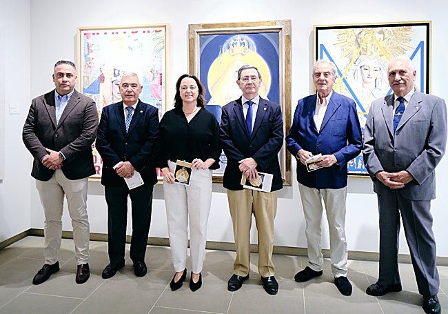 Cofrades del Cautivo junto a la concejala Mariana Pineda y el director del Museo Revello de Toro, Elías de Mateo.