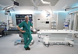 El jefe del Servicio de Neurocirugía del Hospital Regional Universitario, Miguel Ángel Arráez, posa en el quirófano híbrido.