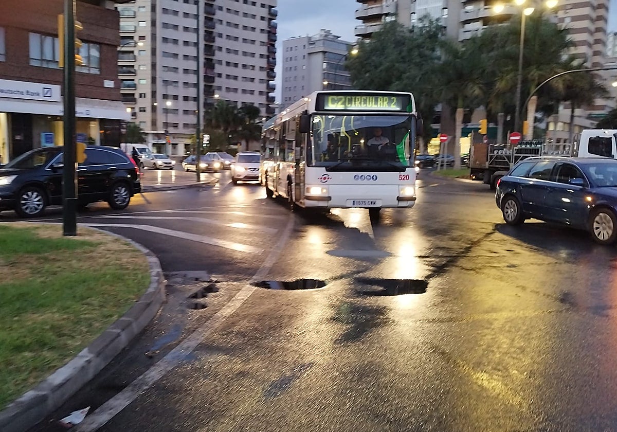 Calles mojadas por la lluvia esta mañana en la avenida Andalucía de Málaga.