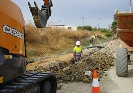 Operarios trabajan en la instalación de tuberías para conectar la urbanización Sierra Gorda de Coín con la red municipal de agua potable.