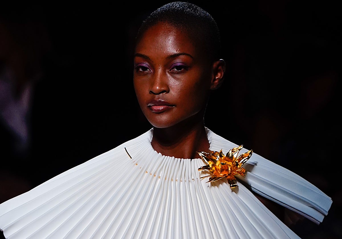 Imagen principal - Joyas de la esteponera Luz Rodríguez en el desfile de Isabel Sanchís Spring-Summer 2026 en la reciente MBFW celebrada en Madrid.