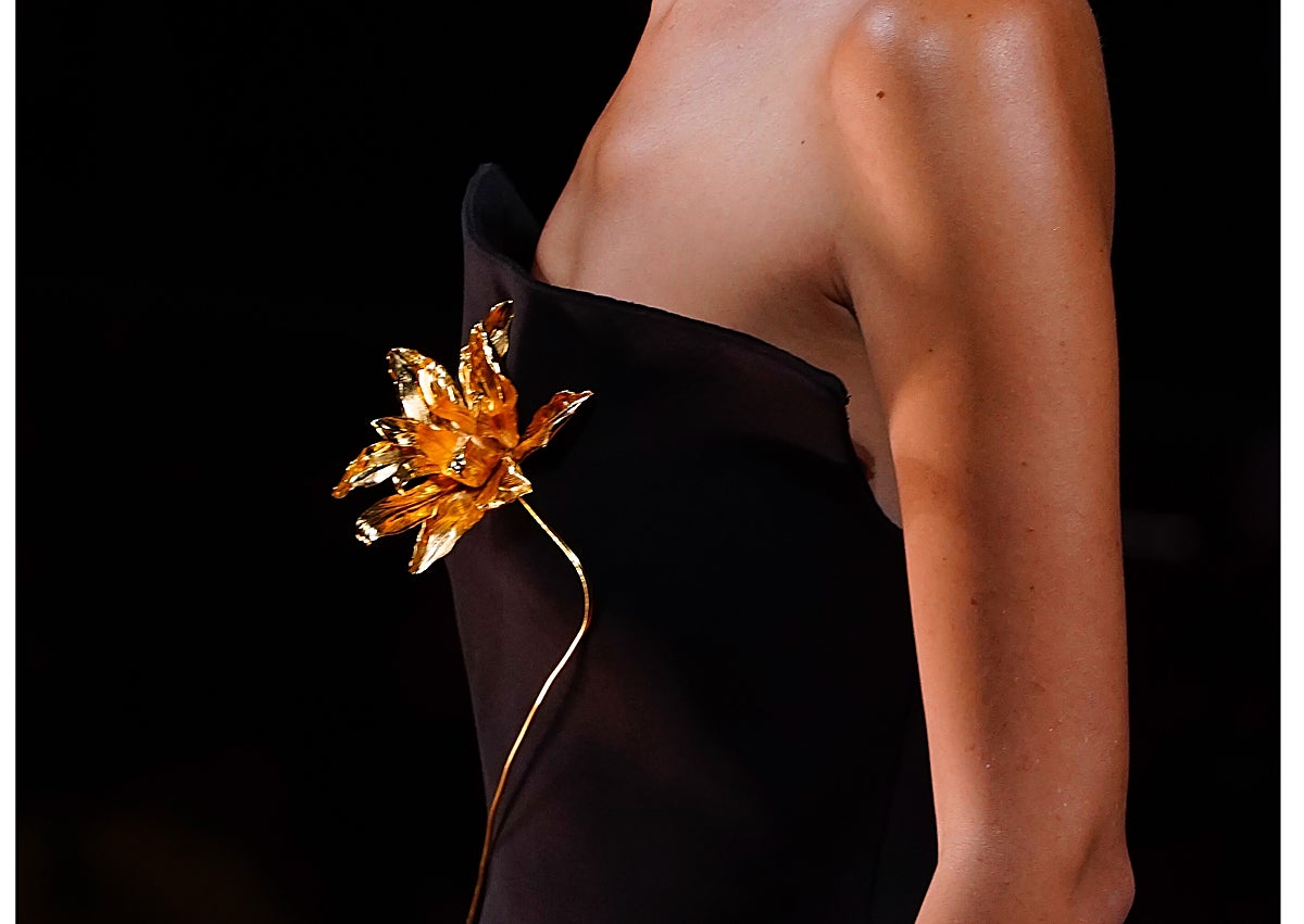 Imagen secundaria 1 - Joyas de la esteponera Luz Rodríguez en el desfile de Isabel Sanchís Spring-Summer 2026 en la reciente MBFW celebrada en Madrid.