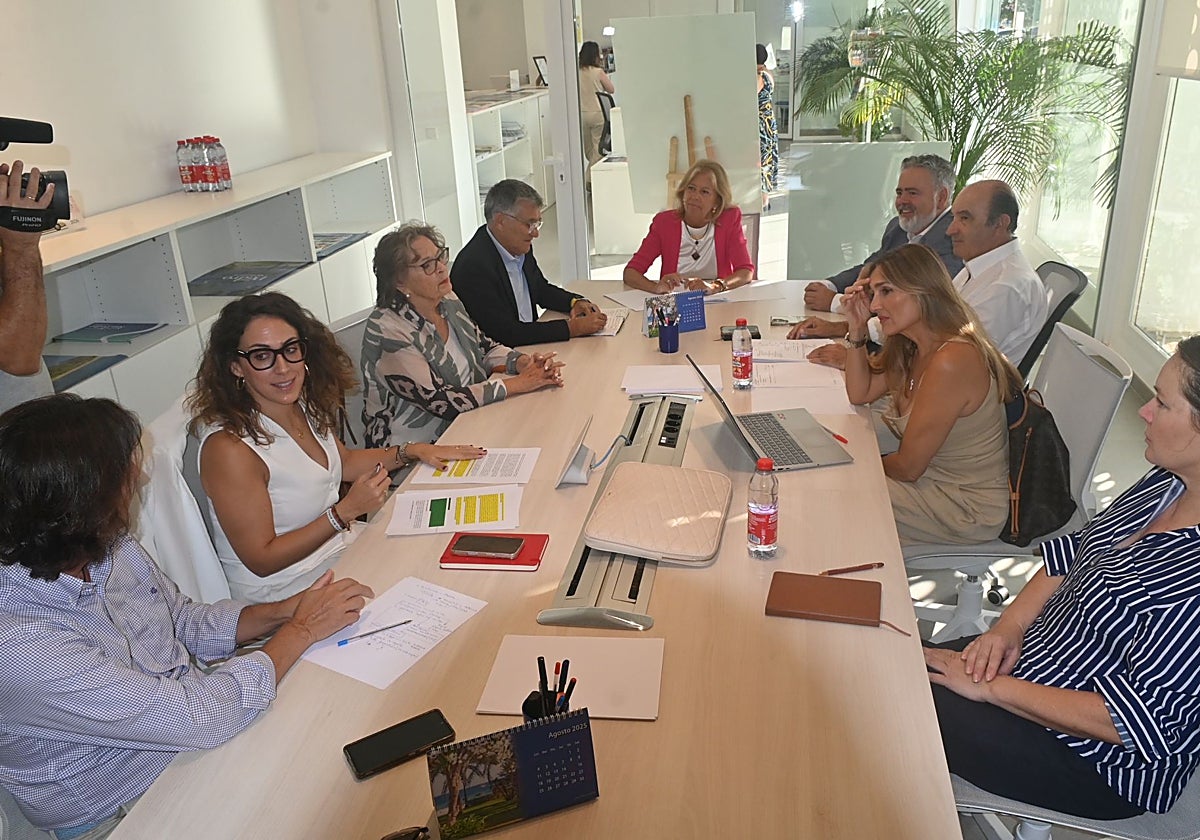 La alcaldesa, Ángeles Muñoz, se ha reunido con los empresarios en la Oficina de Turismo de San Pedro.