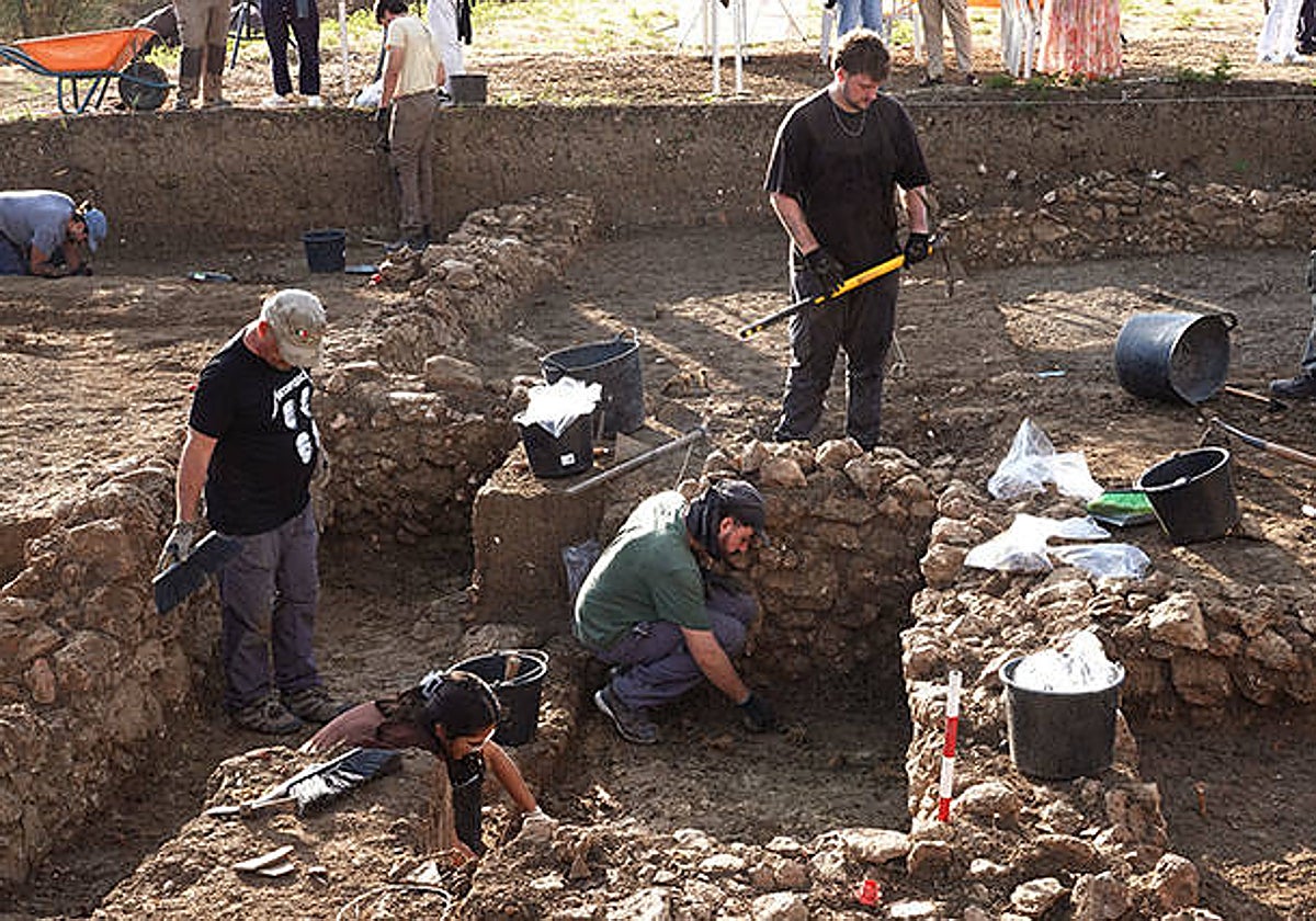 Muros de los grandes edificios localizados en la zona norte de las excavaciones.