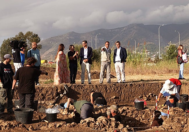 El arqueólogo José Suárez explica a los representantes de la UMA, la Junta y el Ayuntamiento las novedades de esta campaña.